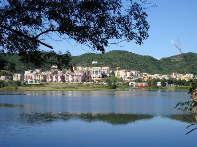 Kush po e shkatërron Liqenin e Tiranës? Flet Erion Braçe!