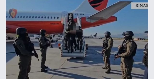 Video/ Ekstradohet në Shqipëri Denis Bajri, ja momenti kur zbret
