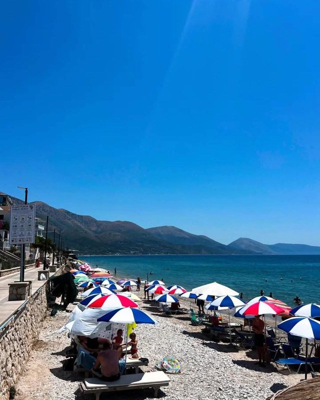 Në Qeparo, plazh dhe çadra falas për pushuesit!