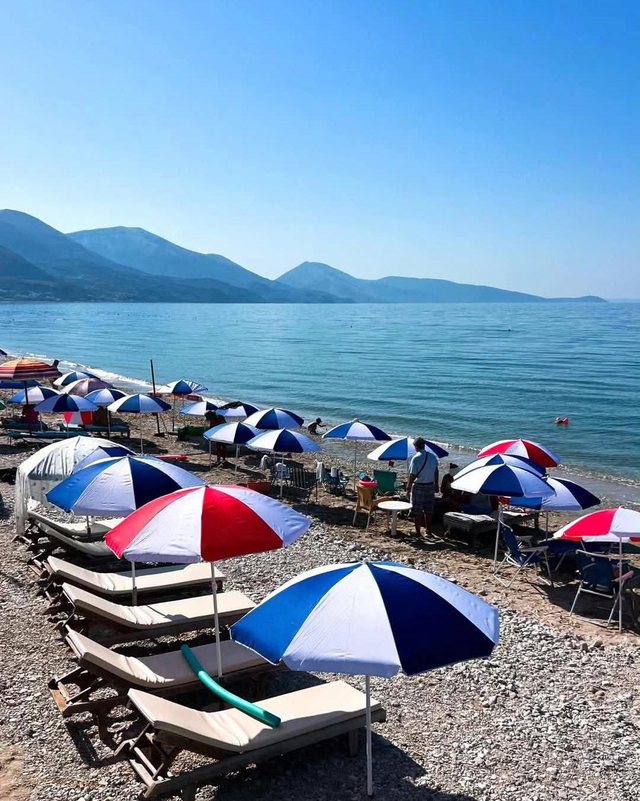 Në Qeparo, plazh dhe çadra falas për pushuesit!