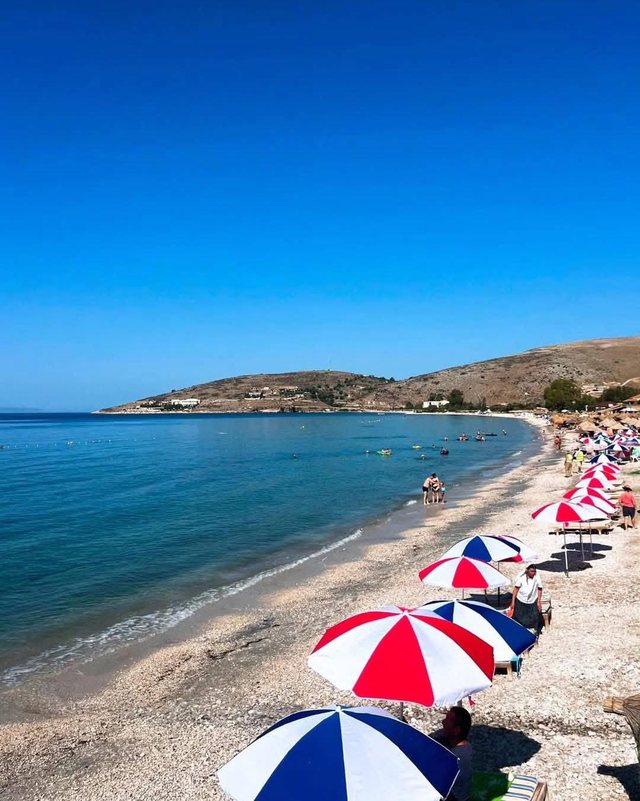 Në Qeparo, plazh dhe çadra falas për pushuesit!