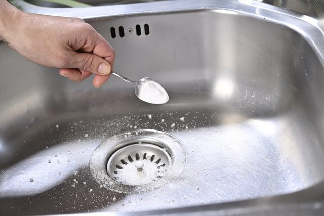 Aromë e keqe nga lavamani? Kjo metodë natyrale e heq
