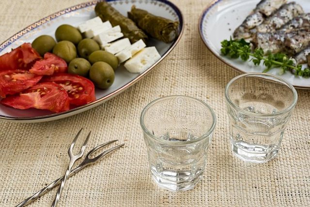 Nga fjala te festa/ Si u kthye dollia shqiptare në model kulturor