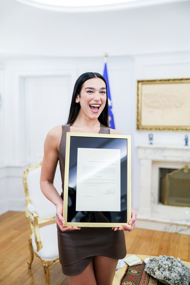 Dua Lipa merr shtetësinë e Kosovës
