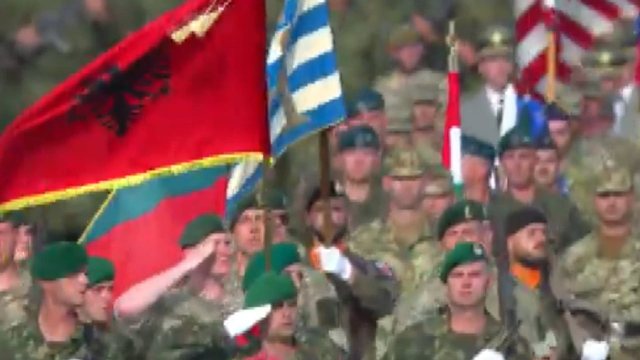 Kroacia nderon shqiptarët, flamuri kuqezi në Zagreb në