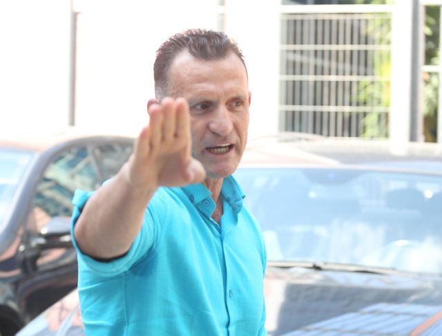 Pamjet/ Avokati i Metës përshëndet si Hitleri para SPAK-ut