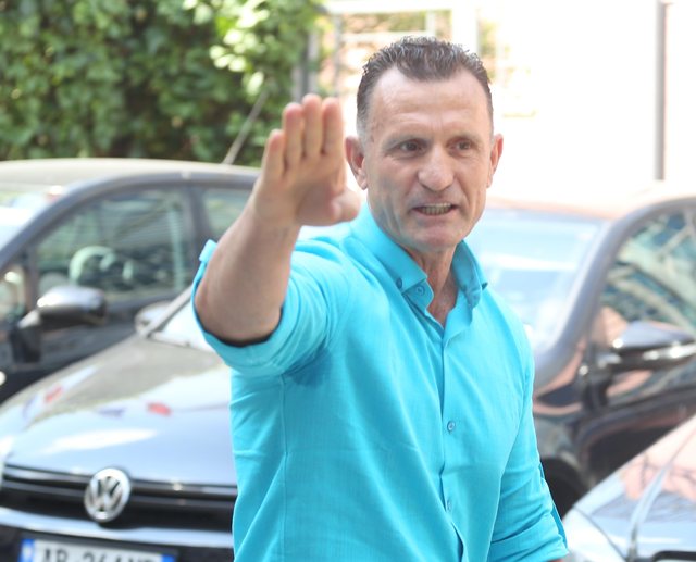 Pamjet/ Avokati i Metës përshëndet si Hitleri para SPAK-ut