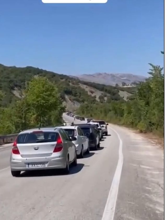 Video/ Shqiptarët kthehen në vend për pushime, por pritjet
