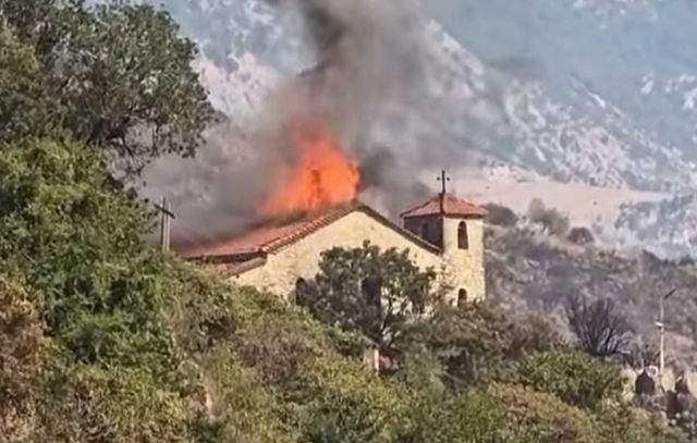 Shpërthejnë 2 bomba në Tepelenë! Digjen kisha e fshatit dhe