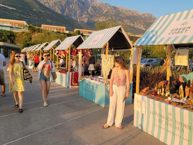 Tradita shqiptare takon stilin modern në Panairin e Produkteve Artizanale