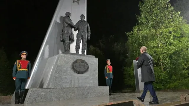 Putin niset drejt Alaskës për takimin me Trump, ndalet te një