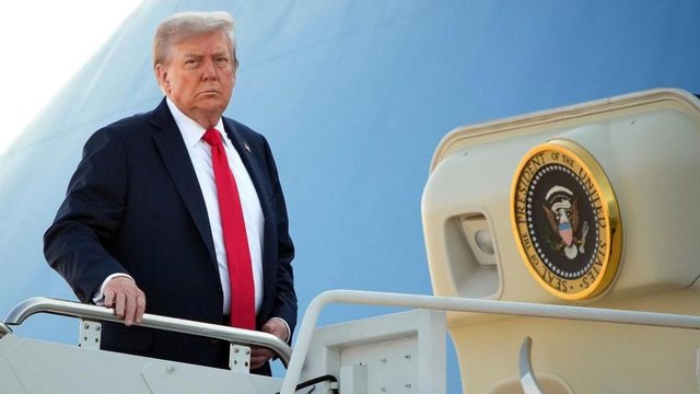 Donald Trump mbërrin i pari në Alaskë! Takimi nis në