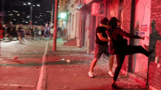 Serbi/ Vazhdon vala e protestave antiqeveritare, sulmohen zyrat e partisë