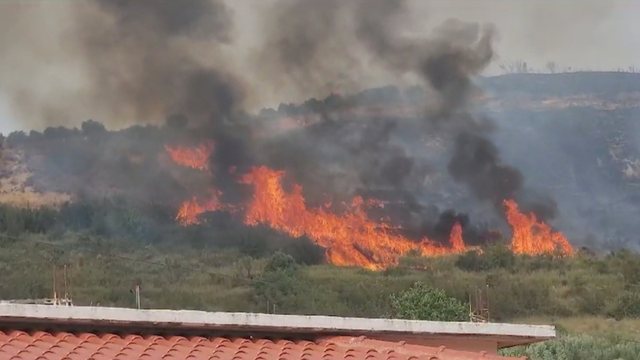 Dy vatra zjarri në Vlorë dhe Selenicë, në flakë fusha e