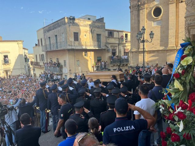 Italia i jep lamtumirën Pippo Baudos, prezantuesi italian përcillet