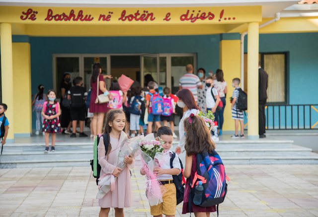 Shkollat me rregulla të reja: Ndalohen celularët, oficeri i