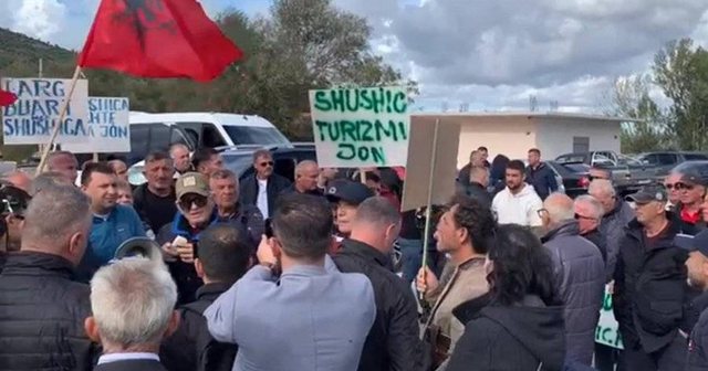 Banorët e Lumit të Vlorës protestë për mungesën e