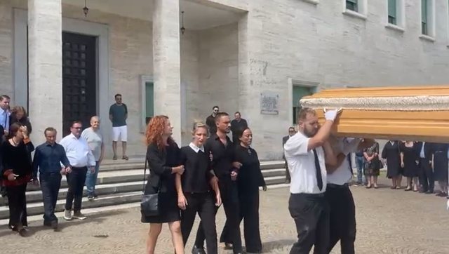 Artur Zheji përcillet për në banesën e fundit!