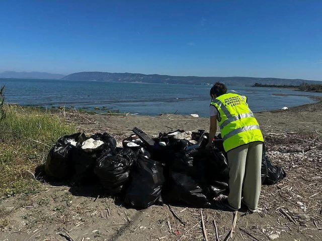 Qytetarë e turistë bashkohen për të pastruar plazhet!