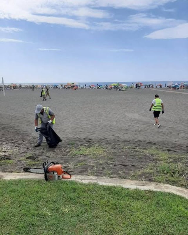 Qytetarë e turistë bashkohen për të pastruar plazhet!