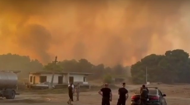 Pamje apokaliptike nga Vlora, helikopteri lufton me flakët në pyllin e