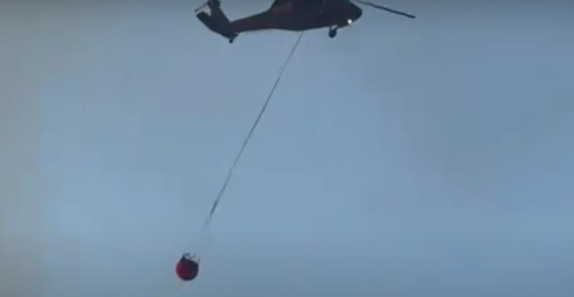 Pamje apokaliptike nga Vlora, helikopteri lufton me flakët në pyllin e