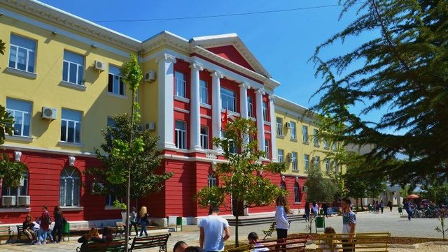Sot nisin regjistrimet universitare për maturantët!