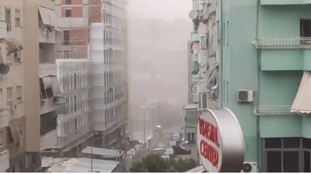 Stuhi, erë e fortë dhe reshje të dendura në Tiranë.