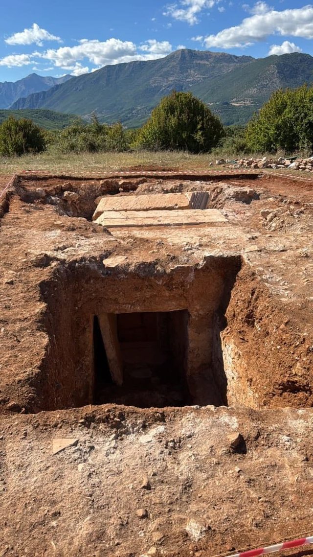 Foto/ Zbulim i rrallë arkeologjik në Bulqizë. Varr monumental i