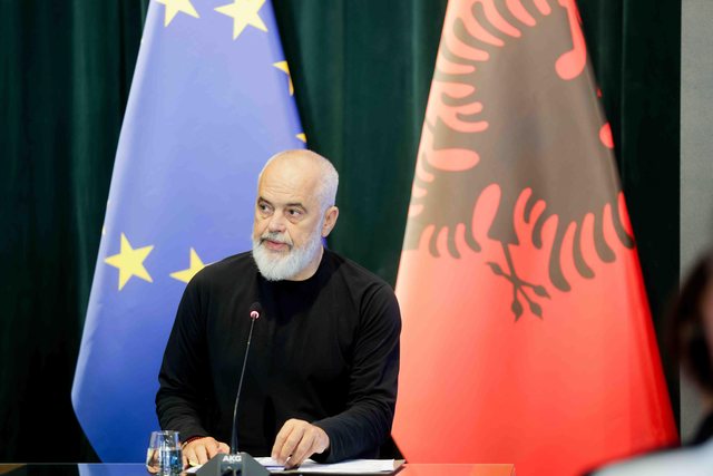 Rama: Shqipot hedhin plehrat në rrugë, jo turistët. Apel për