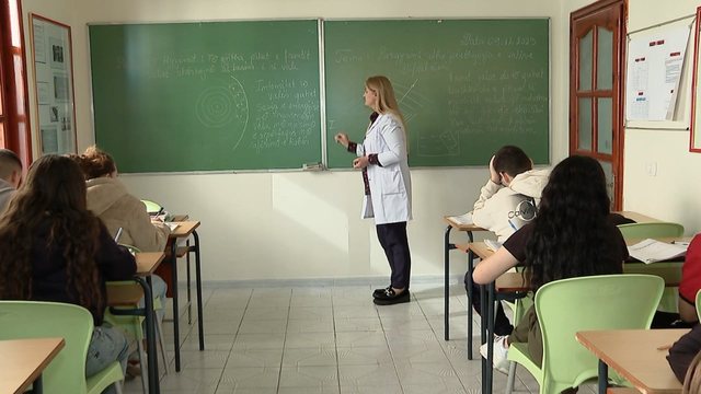 Ndryshon Kodi Etik për mësuesit. Ja rregullat e reja për veshjen