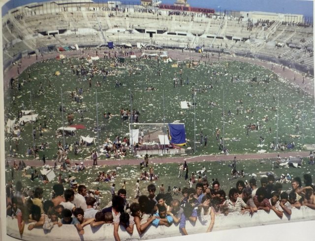 Fotot/Stadiumi i Barit, simbol i eksodit shqiptar!