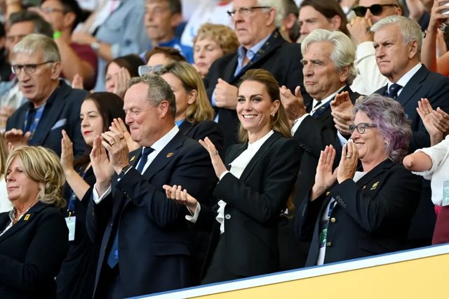 Foto/ Kate Middleton surprizon, nga bionde, përsëri brune klasike