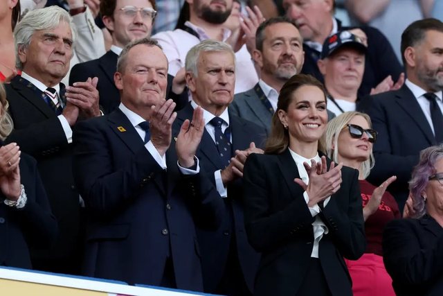 Foto/ Kate Middleton surprizon, nga bionde, përsëri brune klasike