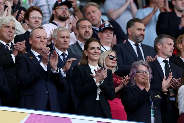 Foto/ Kate Middleton surprizon, nga bionde, përsëri brune klasike