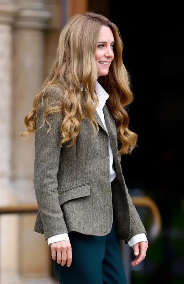 Foto/ Kate Middleton surprizon, nga bionde, përsëri brune klasike