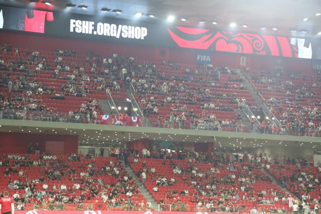 Dënimi i FIFA-s dhe bojkoti i tifozëve, kati i parë i zbrazur
