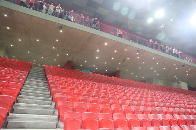 Dënimi i FIFA-s dhe bojkoti i tifozëve, kati i parë i zbrazur