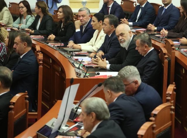Fotot/ Çfarë nuk u pa nga seanca e parë e Kuvendit!