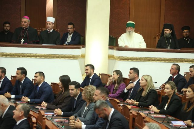 Fotot/ Çfarë nuk u pa nga seanca e parë e Kuvendit!