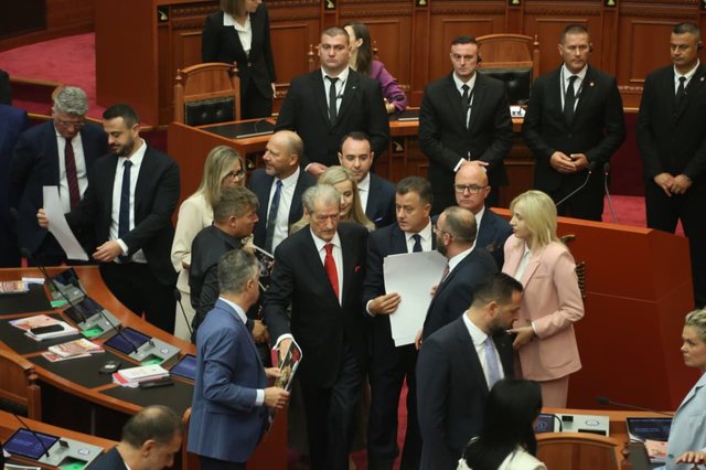 Fotot/ Çfarë nuk u pa nga seanca e parë e Kuvendit!