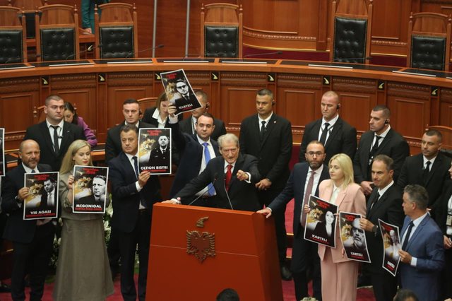 Fotot/ Çfarë nuk u pa nga seanca e parë e Kuvendit!