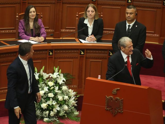 Fotot/ Çfarë nuk u pa nga seanca e parë e Kuvendit!