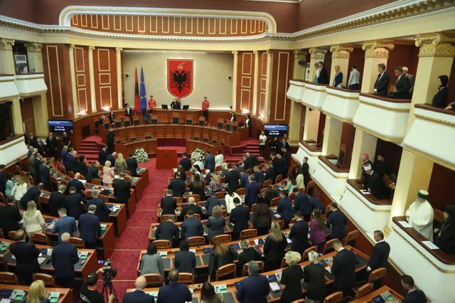 Live/ Betohen 140 deputetët e Kuvendit, nis zyrtarisht Legjislatura e XI