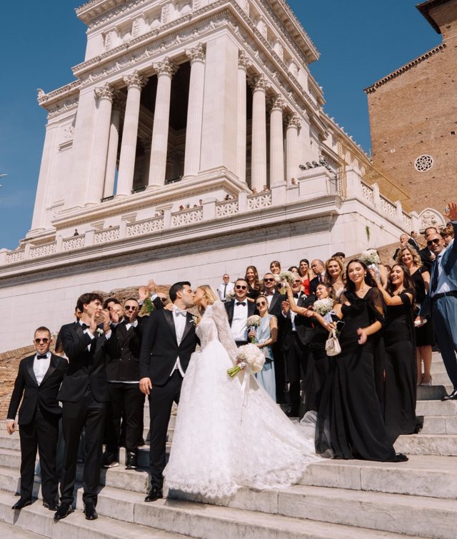 Foto/ Dasma përrallore e djalit të Jozefina Topallit në Vatikan!