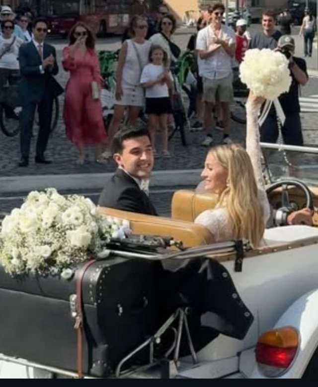 Foto/ Dasma përrallore e djalit të Jozefina Topallit në Vatikan!