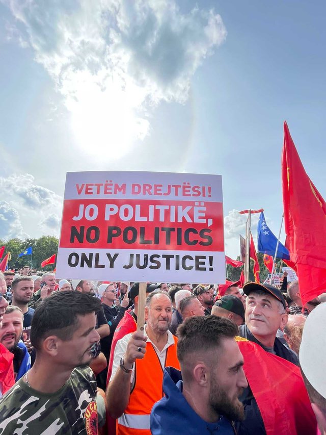 Fotot nga protesta/ Haga mbushet me shqiptarë, kërkohet drejtësi