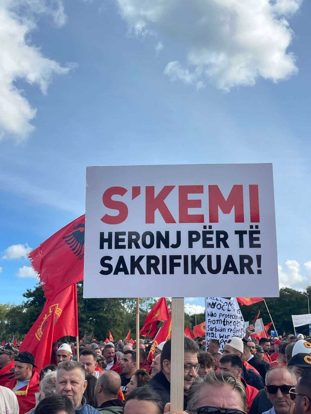 Fotot nga protesta/ Haga mbushet me shqiptarë, kërkohet drejtësi