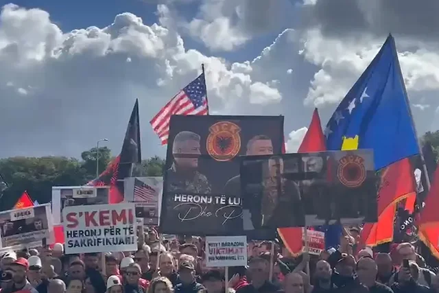Fotot nga protesta/ Haga mbushet me shqiptarë, kërkohet drejtësi