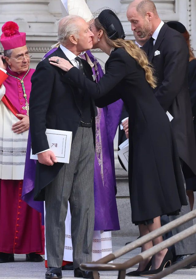 Foto/ Të gjithë sytë te Kate Middleton në varrimin e